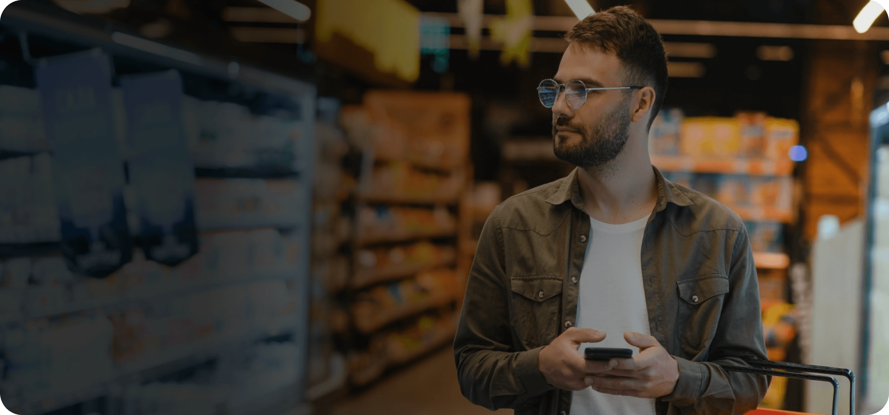 Pessoa usando o app Personal Card no celular