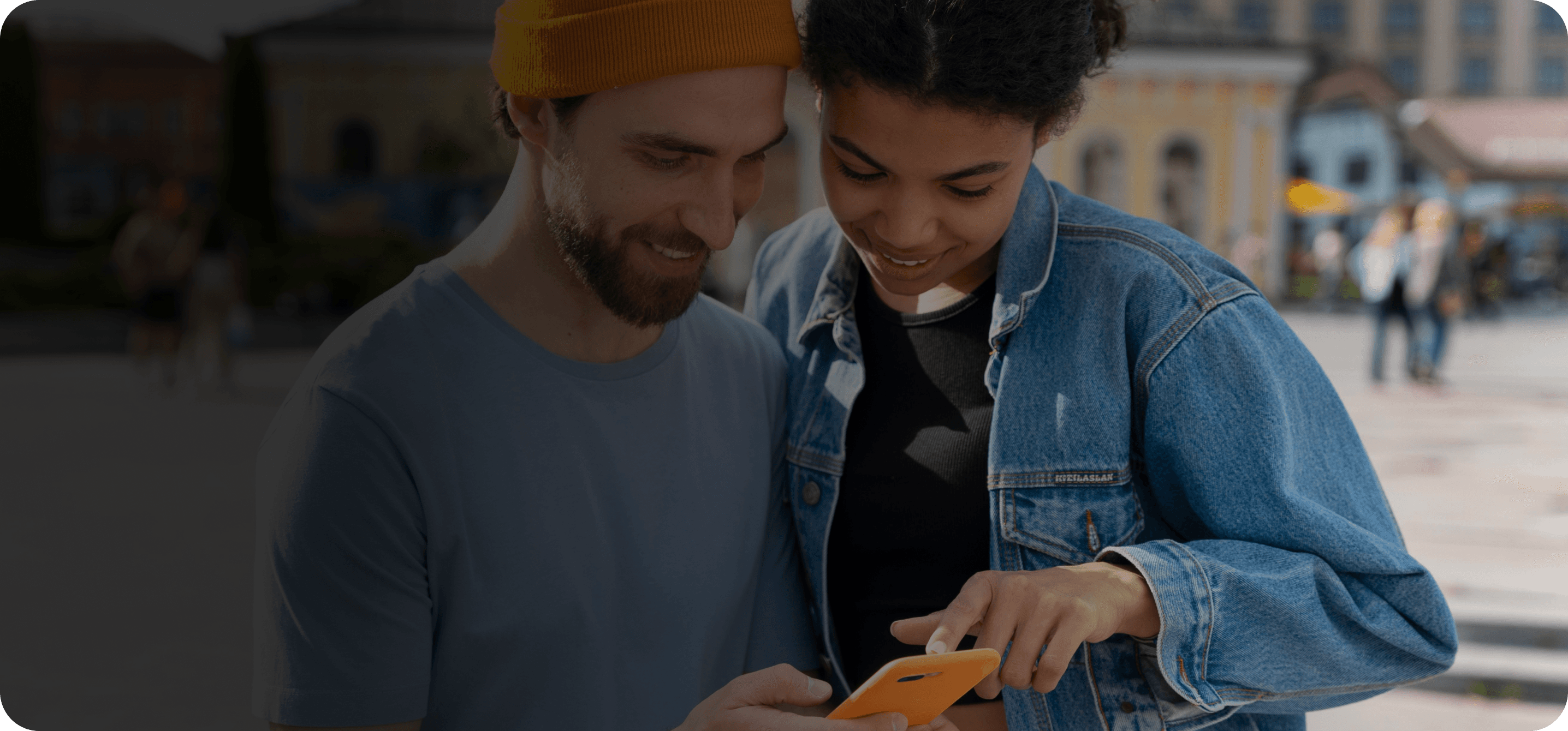 Pessoa usando o app Personal Card no celular