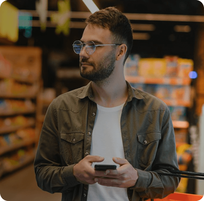 Pessoa usando o app Personal Card no celular